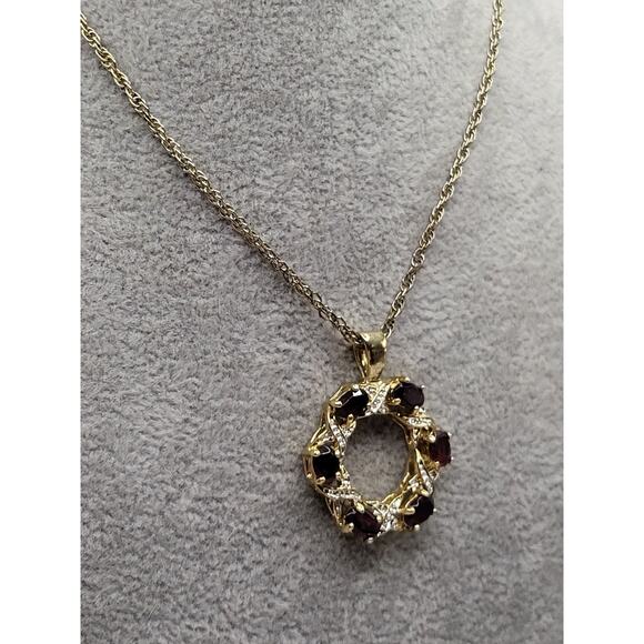 Gold tone wreath pendant necklace red glass stones rhinestone accents - Picture 5 of 9